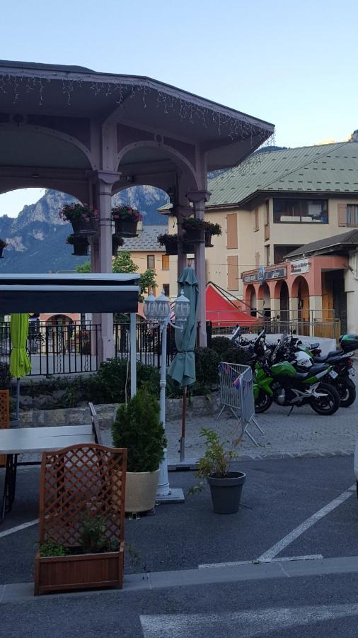 Hôtel Restaurant Glaizette LʼArgentière-la-Bessée Exterior foto